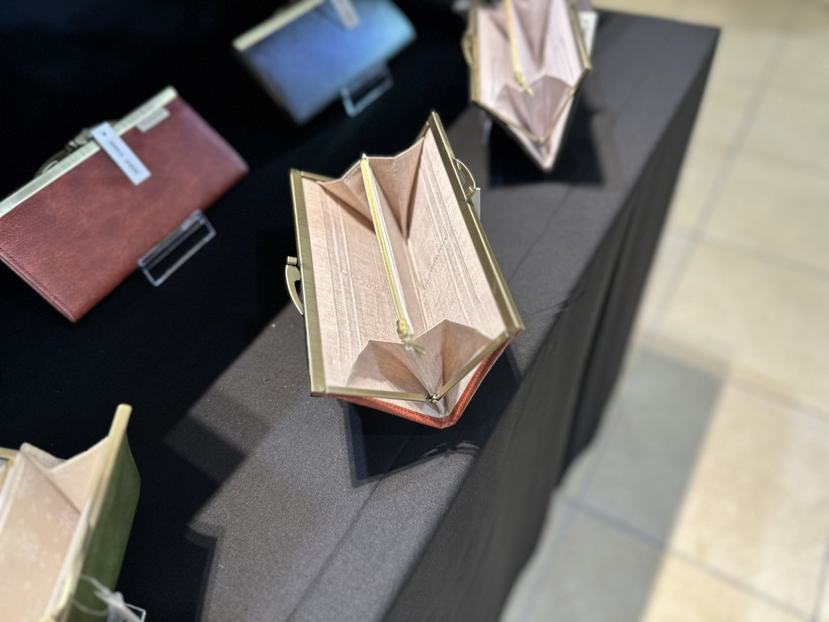 accessorystyle_'s tweet image. 【広島三越3F】POPUP開催中
明日8月19日(火)まで
午前10時30分～午後7時30分
（最終日午後６時まで）
（100年アパートメントPOPUP会場）
#AccessoryStyle
#アクセサリースタイル
#がま口
#長財布
#ラッキーカラー
#ポップアップ
#広島三越