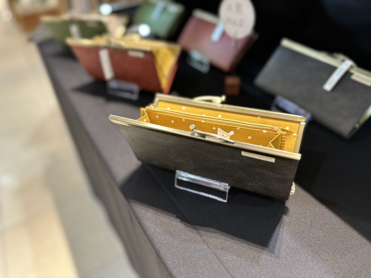 accessorystyle_'s tweet image. 【広島三越3F】POPUP開催中
明日8月19日(火)まで
午前10時30分～午後7時30分
（最終日午後６時まで）
（100年アパートメントPOPUP会場）
#AccessoryStyle
#アクセサリースタイル
#がま口
#長財布
#ラッキーカラー
#ポップアップ
#広島三越