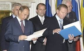 У России имелись следующие международные договоры, подписанные с Украиной. Все она нарушила. Как можно верить, что Россия не нарушит подписанные ею же договоры снова? Например, договор о границе 2003 года подписывал лично Путин. 

1. Будапештский меморандум (1994)  
   -