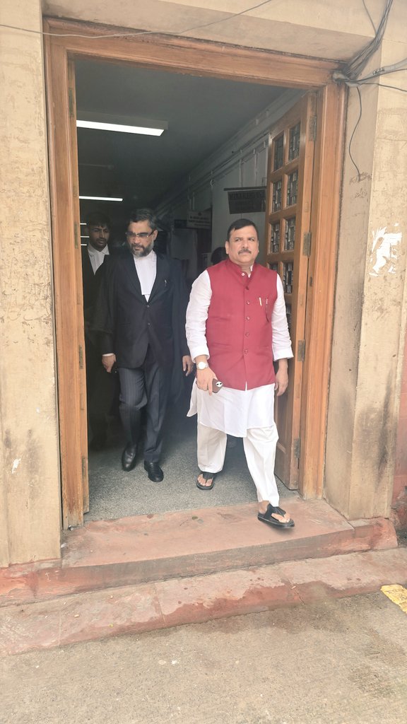 SarveshMishra_'s tweet photo. UP के स्कूल विलय के मुद्दे पर सुप्रीम कोर्ट पहुंचे राज्यसभा सांसद @SanjayAzadSln जी . वरिष्ठ अधिवक्ता माननीय @KapilSibal जी रखेंगे सांसद संजय सिंह जी का पक्ष.

उत्तर प्रदेश के माता पिता और बच्चों का भविष्य माननीय सर्वोच्च न्यायालय के हाथ में 🙏 https://t.co/Nd3tggFIhR