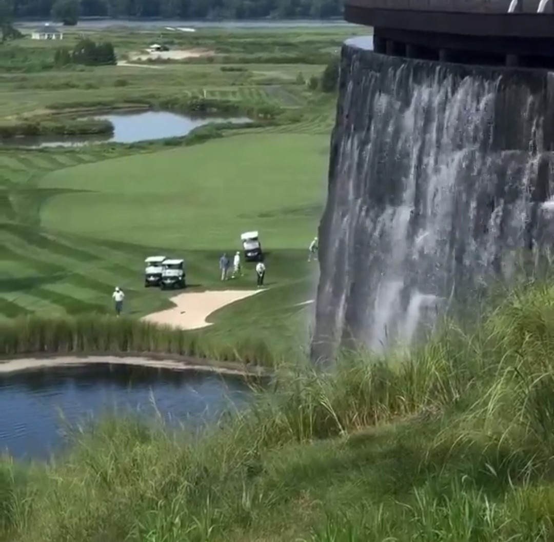 ComploploWatch's tweet image. Après l&apos;#échec de sa pathétique &apos;branlette entre criminels&apos; avec #Poutine en #Alaska, humiliante pour ses #EtatsUnis, #Trump était au Golf. ⛳️ 

Papy tente faire bonne figure aussi sur #TruthSocial, mais ça ressemble davantage à de la Méthode Coué qu&apos;à l&apos;Art du Deal (⤵️). 🤭

1/7