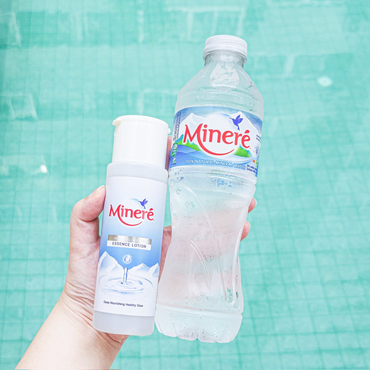 lonelycindie's tweet photo. Mineré สร้างเรื่อง แถมเอสเซนส์โลชั่นจากน้ำแร่ธรรมชาติ เป็นน้ำตบที่อุดมด้วยส่วนผสมบำรุง-เสริมความแข็งแรงให้ผิว ลองแล้วเนื้อดีมาก สัมผัสเบาแต่ชุ่มชื้นขั้นสุด ไม่เหนียวไม่หนึบหน้า สมมง Stay young, Stay you เปล่งประกายจากภายในสู่ภายนอก มาใหม่แต่เริ่ชมากนะ รีบตุนด่วนก่อนหมด!

#MineréMineralWater #StayYoungStayYou #เติม10แร่ธาตุให้Youngเป็นYou #น้ำแร่ตบผิวYoung