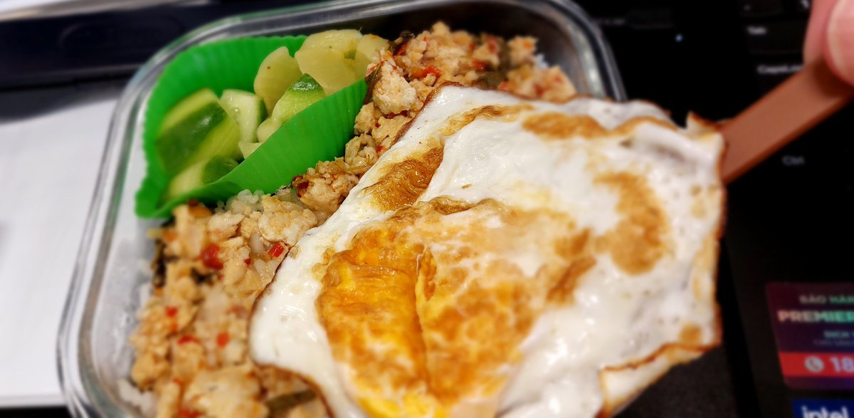 Teppei7's tweet image. 🇻🇳でガパオライス

弁当でガパオってある！？
おもろくてビビった(笑)
うまかった。

あー、ムエタイ初級セミナーを企画しよう。
#ホーチミン　#ムエタイ　#キックボクシング　#初心者　#健康管理
#ダイエット　#チャーンスタイル　#chaangstyle