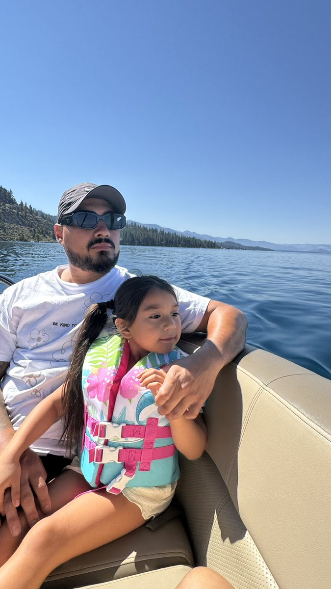 esh400's tweet image. Two twins kicking it