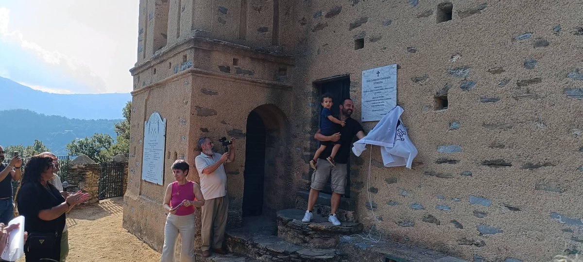 Simu quì oghje, davanti à sta lastra, per rende un omagiu particulare è meritatu à a memoria d’un omu chì hè sepellitu in l’arca di San Gavinu, chjesa paruchjale di a Parata d’Orezza. U so nome hè Don Lorenzo Gherardi. È s’ellu ci tocca à noi d’invucà a so presenza, hè per