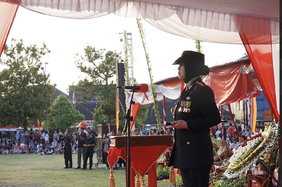 PolwanGK's tweet photo. Kapolres Gunungkidul, AKBP Miharni Hanapi, S.I.K., M.M, memimpin upacara penurunan Sang Merah Putih di Alun-alun Kabupaten Gunungkidul untuk mengakhiri rangkaian peringatan Hari Ulang Tahun ke-80 Kemerdekaan Republik Indonesia, 17 Agustus 2025. https://t.co/mzvsWJYUXx