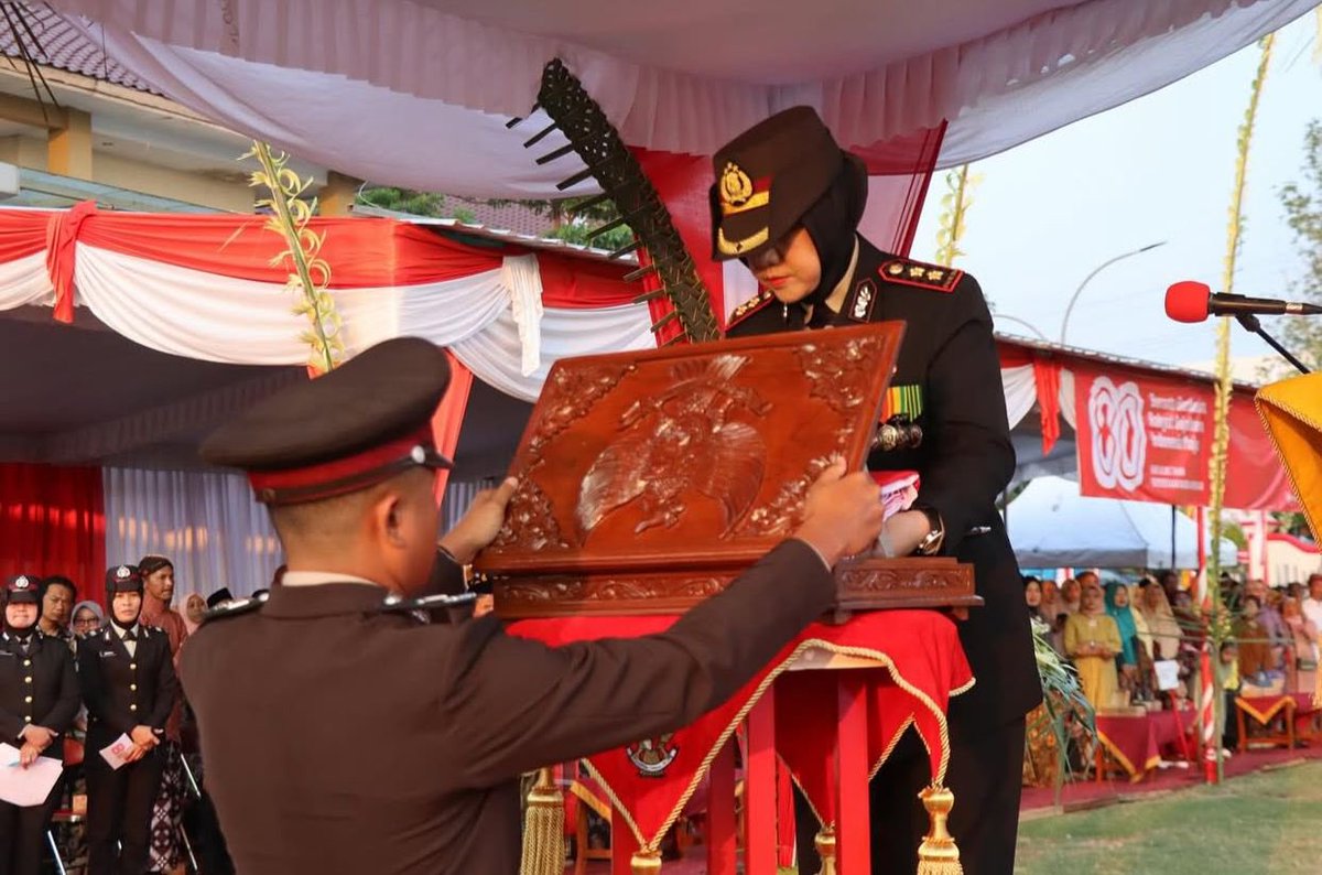 PolwanGK's tweet photo. Kapolres Gunungkidul, AKBP Miharni Hanapi, S.I.K., M.M, memimpin upacara penurunan Sang Merah Putih di Alun-alun Kabupaten Gunungkidul untuk mengakhiri rangkaian peringatan Hari Ulang Tahun ke-80 Kemerdekaan Republik Indonesia, 17 Agustus 2025. https://t.co/mzvsWJYUXx
