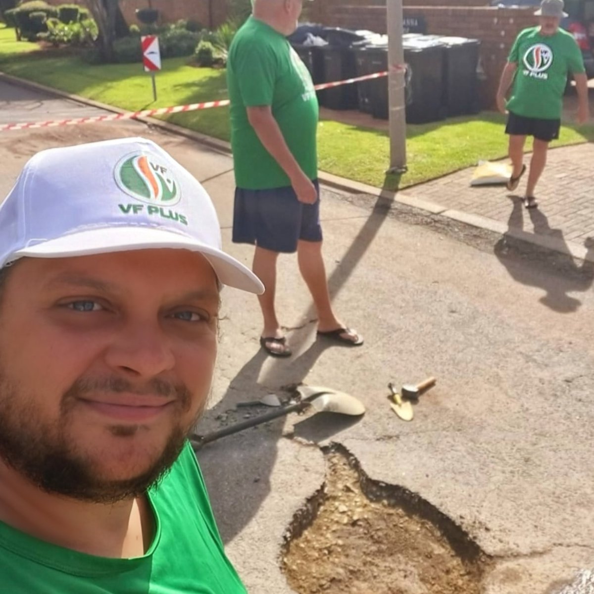 KriekJean's tweet photo. KEMPTON PARK | POTHOLE DAY
πͺπΌ When municipalities fail, we do it ourselves!
#VFplus #Potholes #Fyp #Article235 #SouthAfrica
π§‘ Follow @VFPlus / @VFplusGP https://t.co/E3SirqB4Oi