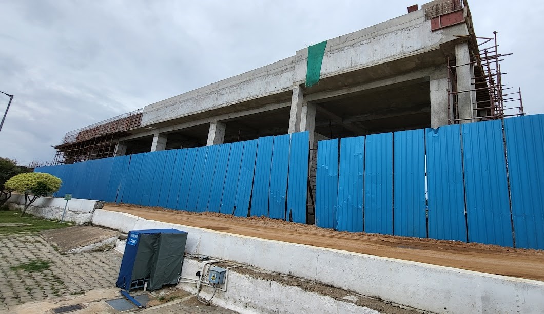 hydinfra's tweet photo. #update

#GMR Interchange taking shape at #Aerocity #Hyderabad 

🔹 20 acres | ~600,000 sq. ft. GLA
🔹 100+ premium #retail units
🔹 #PVR INOX multiplex

A world-class high street retail destination coming soon

📷 : gmraerocityhyd https://t.co/OVLA1WSh2c
