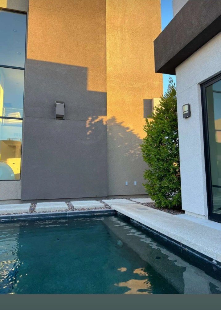 Tahniyatmehdi14's tweet image. Golden hour reflections by the pool — calm, classy &amp;amp; cozy. 💦🌅 

#MorningGlow #PoolsideVibes #ModernEscape #ChasingLight