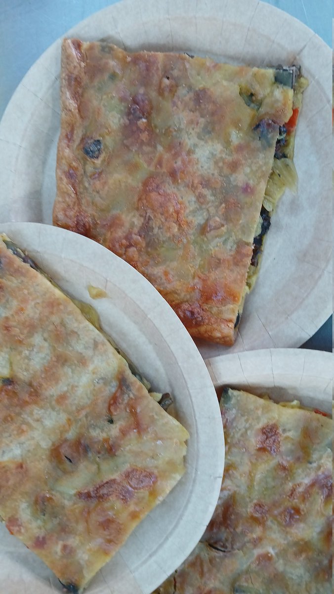 ✨ ¡La empanada de Lamprea brilló con luz propia en la XXX FESTA DA LAMPREA SECA! 🌊🦑 Una delicia exclusiva para los paladares que buscan lo excepcional. ¿Quién se anima a probar esta maravilla? 
👇 #GastronomíaLocal #DeliciasTradicionales #Arbo #lamprea