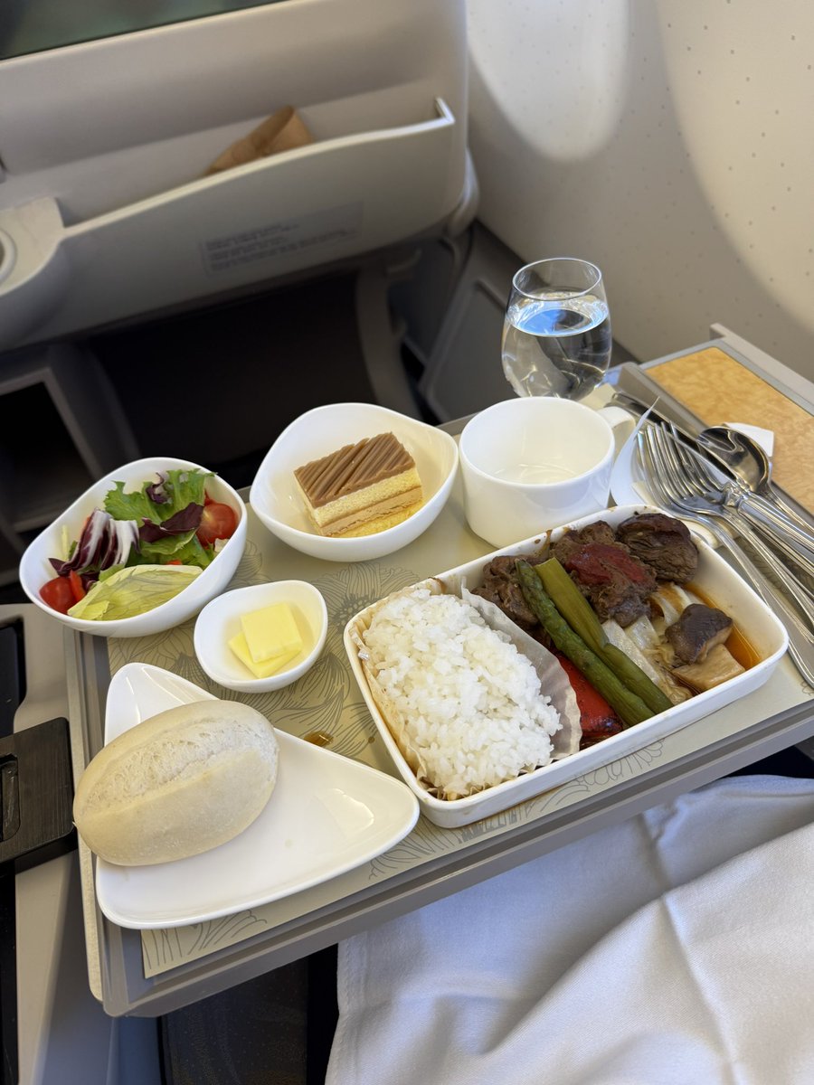 75lilo_'s tweet photo. ラウンジで朝ごはん食べたのに機内食もしっかり完食🤰
短距離でもビジネスやっぱり快適 https://t.co/U0sfxTrtqI