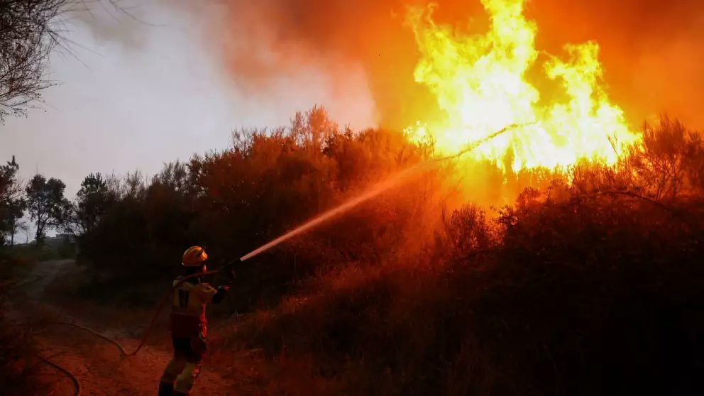AztecaNoticias's tweet photo. ¡Un paso al #fututo!
La protección y el combate de #incendios en 2025 se basan en un modelo predictivo y automatizado.
La innovación en extinción de incendios se centra en la anticipación y la respuesta rápida, integrando sistemas que no solo reaccionan al fuego, sino que también lo previenen.
https://t.co/dsn34dRgpz