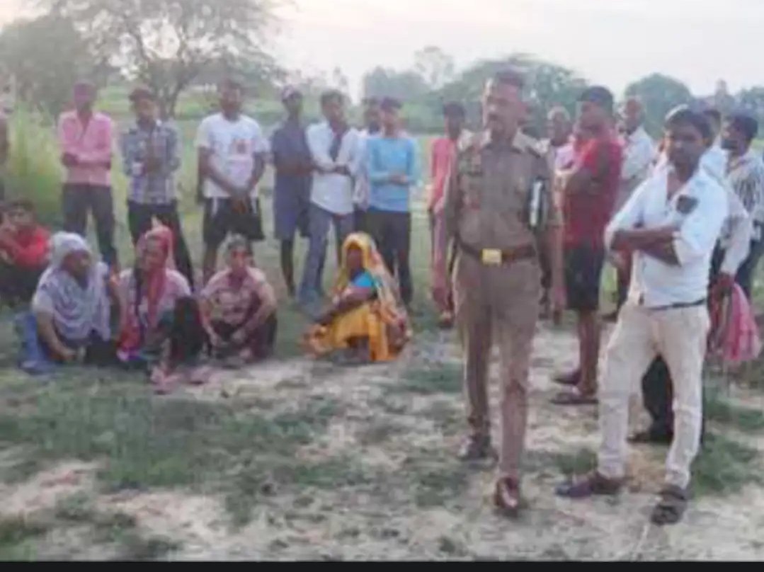 #kanpurdehat : शिवली कोतवाली क्षेत्र में एक किसान की मौत का मामला सामने आया है,बाघपुर गांव के मजरा लुधौरा निवासी 55 वर्षीय गोरेलाल कमल सुबह अपने खेत पर गए थे,देर तक वापस नहीं लौटने पर परिजनों ने उनकी तलाश शुरू की,खेत में उनका शव मिला। <a href="/kanpurdehatpol/">Kanpur Dehat Police</a>

पत्नी कलावती की हालत बिगड़
