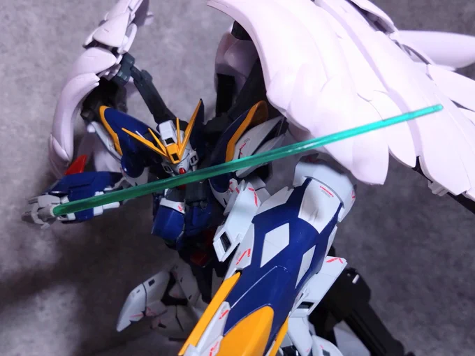 お盆休みのうちにMGウイングガンダムゼロ完成。 アニメとかだと本体より翼の色のほうが若干ピンクがかってる印象あるので本体の色少し暗めにして翼はパープル混ぜて差つけてみた。 #ガンプラ
