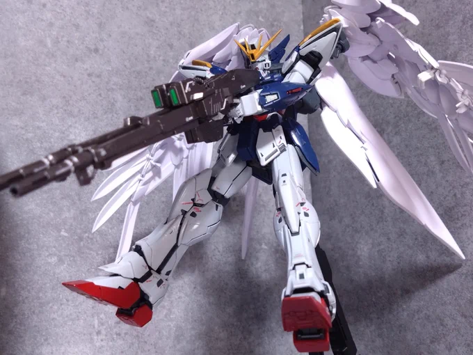 お盆休みのうちにMGウイングガンダムゼロ完成。 アニメとかだと本体より翼の色のほうが若干ピンクがかってる印象あるので本体の色少し暗めにして翼はパープル混ぜて差つけてみた。 #ガンプラ