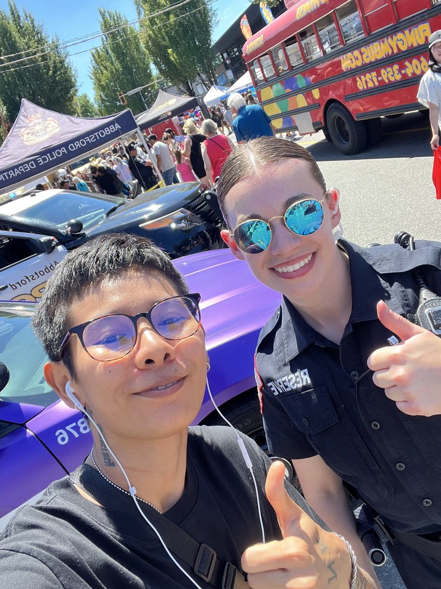 The police officer so friendly 😍