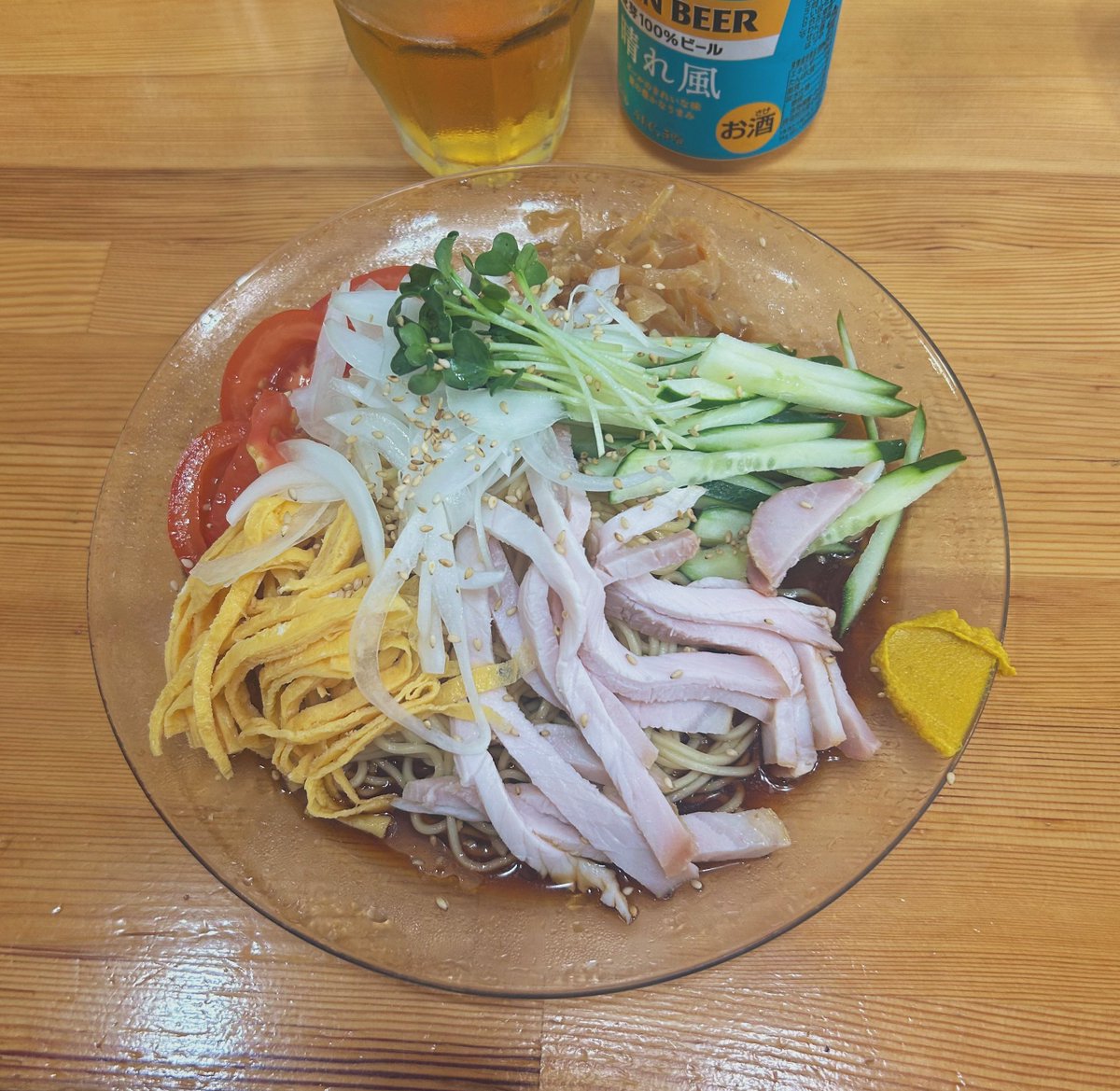 俺はいつも同じことばっか言ってるほとんど歌詞が同じだけどそれしか言えないってきっと翔やんの向かうことは大きく優しくひとつなのだと思った
ゆっきの學ラン姿が夢みたいだったしレッラゴーゴーの声を聞いた後のみんなで手を広げて歌うとこ泣けた
野音GIG前に冷やし中華食べたよ
夏の野音暑かった