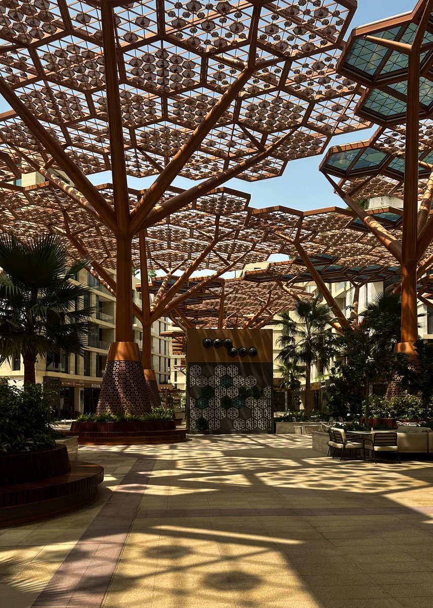 غير مكانك ، غير أشخَاصك ، غير بِيئتك
  بس عُمرك لا تغير شخصّيتك عشان
                ترضي أحد .. 

.