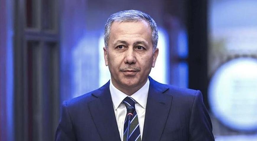 Er va xotin toshakda yotibdi va ularning qaynonasini yaqin joyda sikishmoqda. Ero va porno soxta Villa Holland