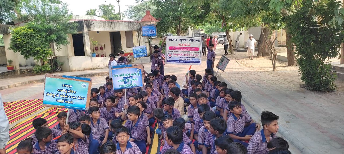 Matrubhumi123's tweet photo. Vasna ( Junadeesa )  Prathamik Shala Ma DIP - Matrubhumi Foundation Trust Dvara Atal Bhujal Yojana Antargat independence day ( 15  August ) Na IEC Aectivity Karvama avi... https://t.co/8CIS9qlJcg