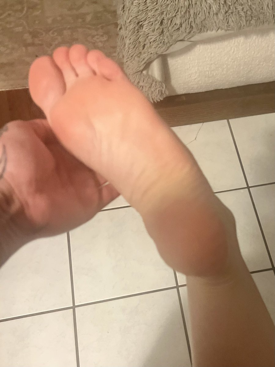 Saratonin_Feet's tweet photo. First dose 💊 size 9 soles! Smooth as of now….wrinkly later. Follow to see feet posts daily! Enjoy foot lovers ❤️ #smoothsoles #size9feet #newfootmodel #wrinklysoles #solesrinkles #altgirlfeet https://t.co/f6gzQAeQNJ