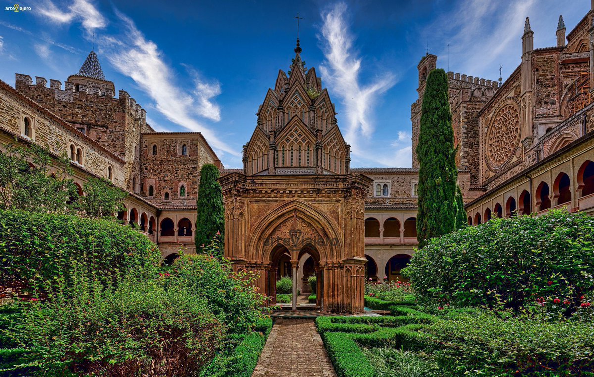 Monasterio de Guadalupe (Cáceres, Extremadura), declarado Patrimonio de la Humanidad por la UNESCO en 1993. Es un magnífico conjunto arquitectónico en el que se pueden admirar los estilos gótico, mudéjar, renacentista, barroco y neoclásico
#BuenosDias #FelizLunes