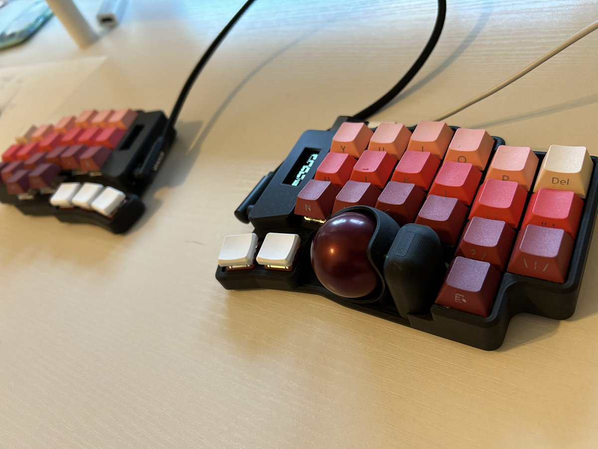 chan__mal's tweet photo. 左右分割キーボード始めたけど、手汗かかなすぎるタイプなのでトラックボールが苦手だな https://t.co/LPSnmTfbWS