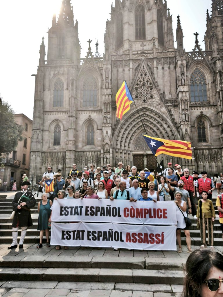 Ahir vam ser presents a la manifestació organitzada per la plataforma 17A. 
#volemsaberlaveritat #desclassificaciodepapers