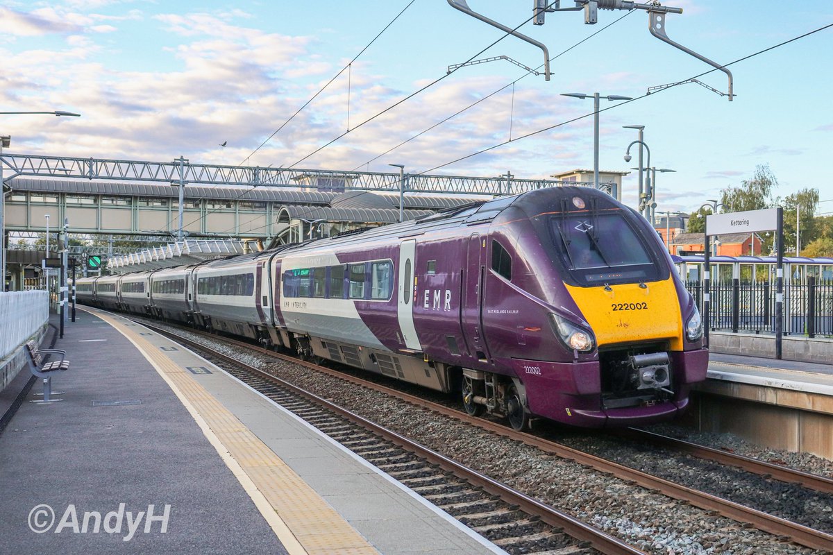 holtona72's tweet photo. #MeridianMonday Getting some #EMR 222 shots in before the first ones begin to go off lease.. A couple of views of 7car @EastMidRailway 222002 working 1B82 18.10 Nottingham-St.Pancras at Kettering in the evening light last Thursday. The Belmond #PoshEx was following. #MML 14/8/25 https://t.co/6fwn8YmM9M