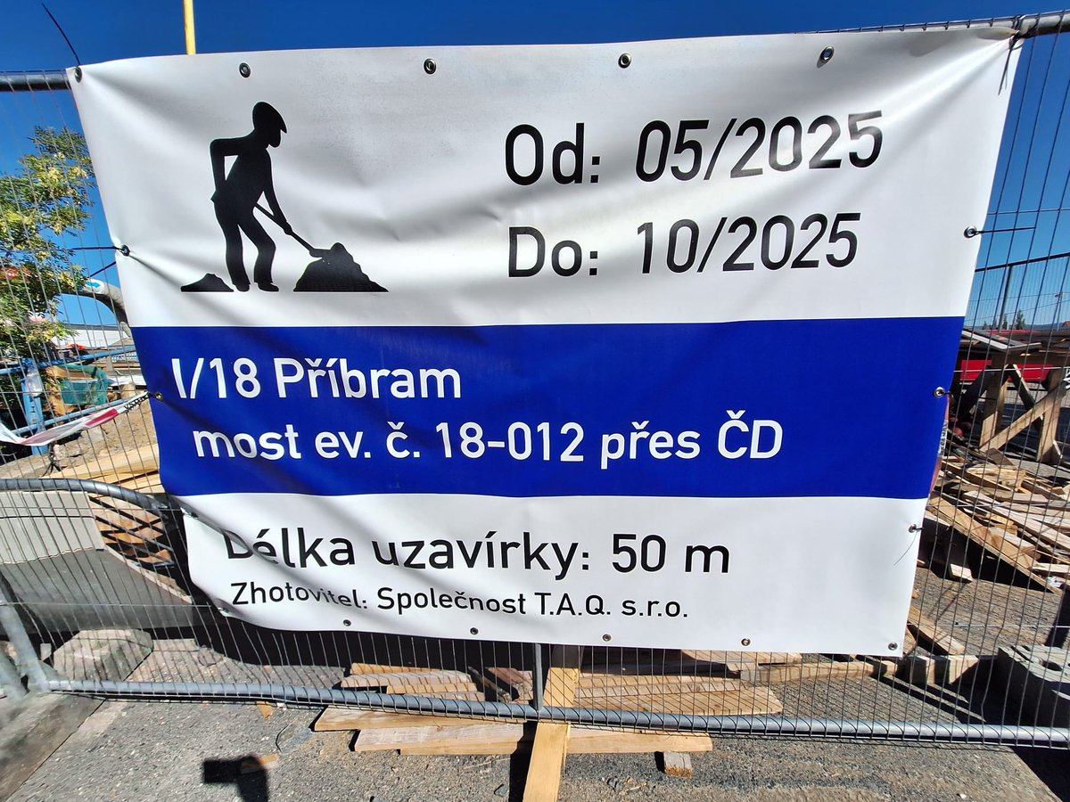 RSD_Stredocesky's tweet photo. ℹ️Podívejte se, jak pokročila oprava mostu přes železnici na silnici I/18, v Husově ul. v Příbrami. Dokončili jsme pokládku hydroizolace na mostovce, teď pokračujeme s rekonstrukcí říms. Uvést opravený most do plného provozu chceme už koncem příštího měsíce. https://t.co/IfkQNUjZZo