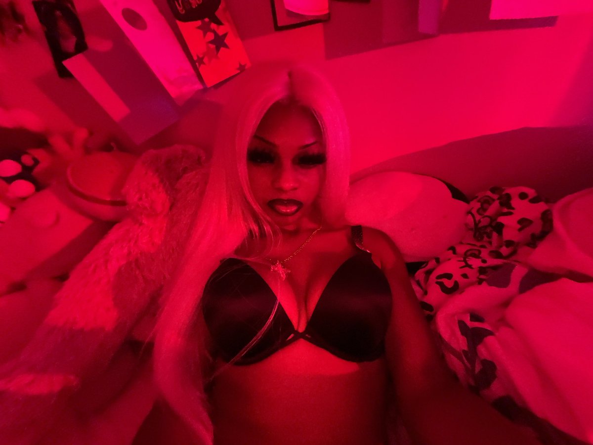 braaatmink's tweet photo. just obsessed w myself . 💋 https://t.co/s1MYrRdgD7
