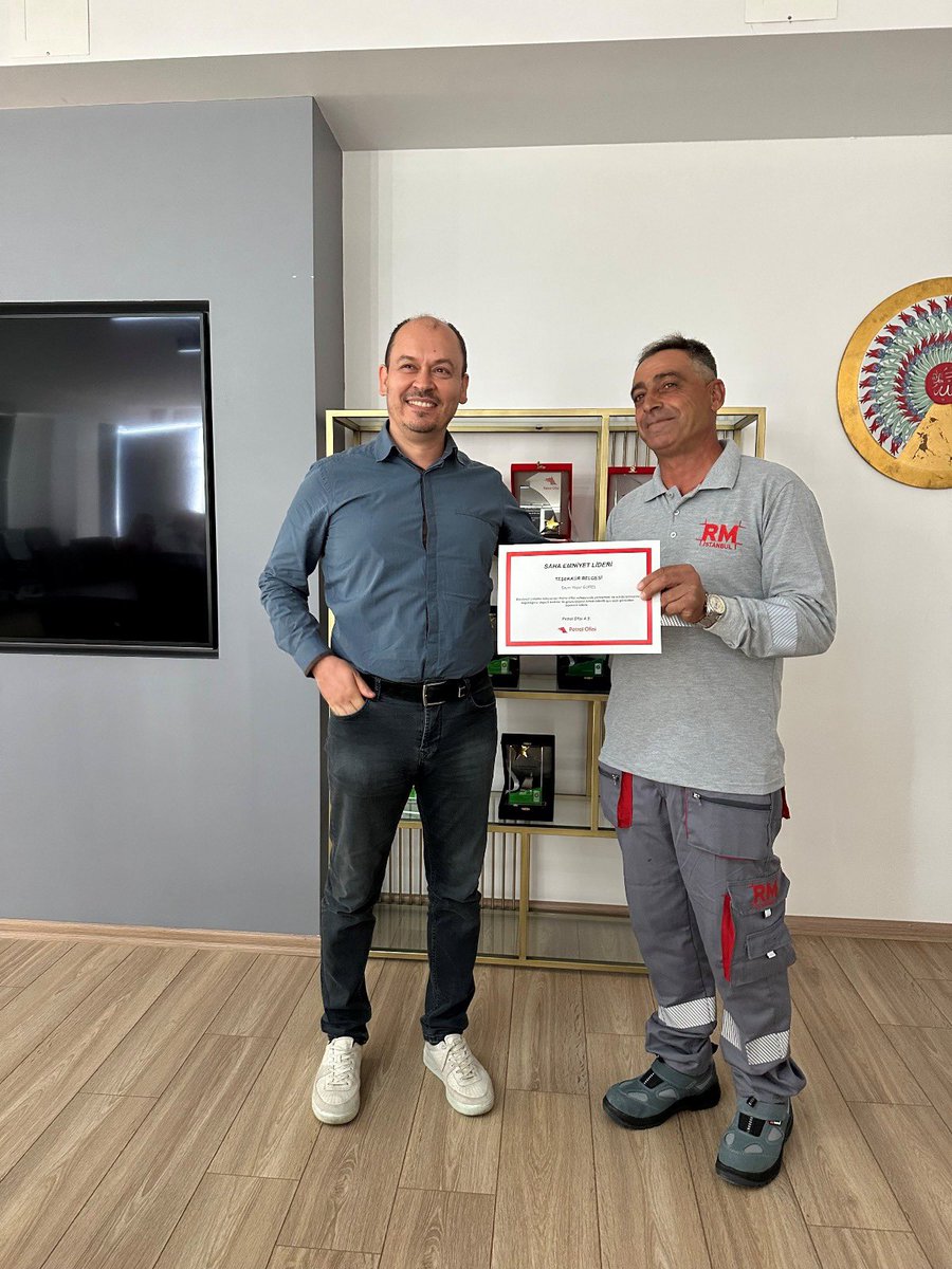 RMIstanbul's tweet photo. GÖRÜNÜR KAHRAMANLARIMIZ, SAHA ÇALIŞANLARIMIZA PETROL OFİSİ’NDEN ÖDÜL!
Tüm faaliyetlerimizde Sağlık, Emniyet ve Çevre (SEÇ) bilincini merkeze alıyor, bu kültürü her geçen gün daha da ileriye taşıyoruz. https://t.co/onIUPJvnvi