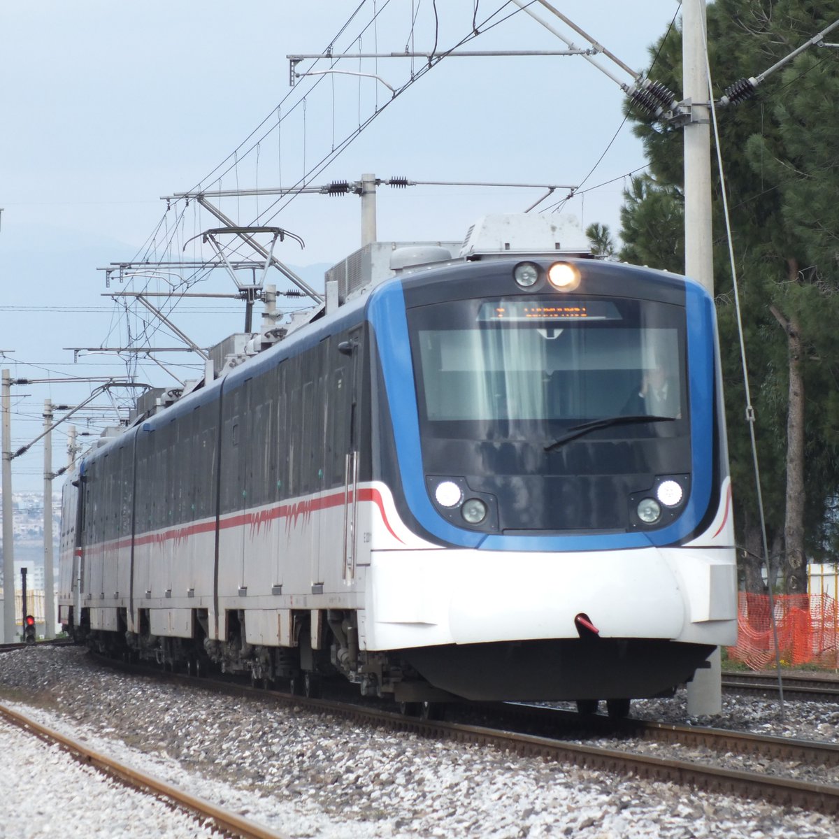 Memurlar, zam teklifine tepki olarak Türkiye genelinde iş bıraktı.

• İzmir'de İZBAN'ın tüm seferleri durduruldu.