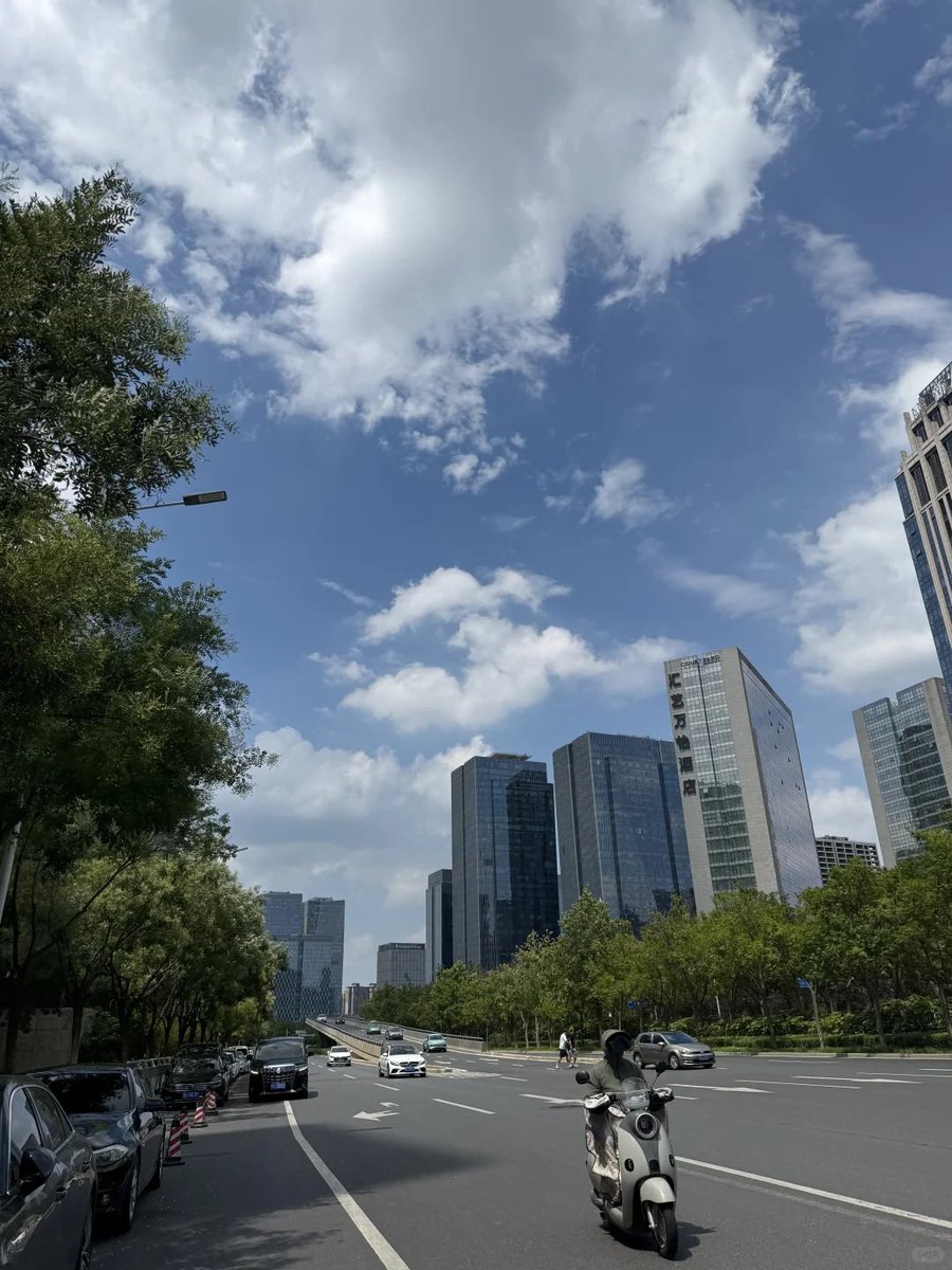 SullivanKe50920's tweet photo. 这两天真的太忙了，没空讲话啊。还好今天天气好，让我舒心一些。#郑州 #反差 https://t.co/U9HLgWPesd