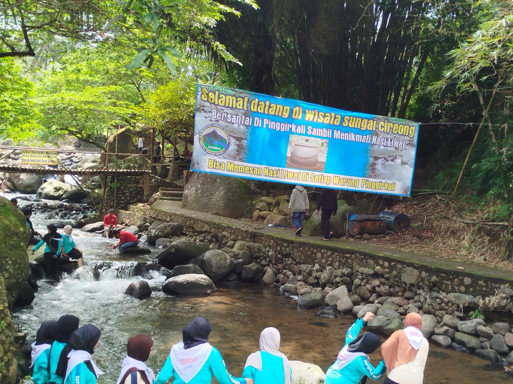Wisata alam Sungai Cireong, Ciamis. Airnya jernih, tiket masuk murah, makanannya pun murah meriah.