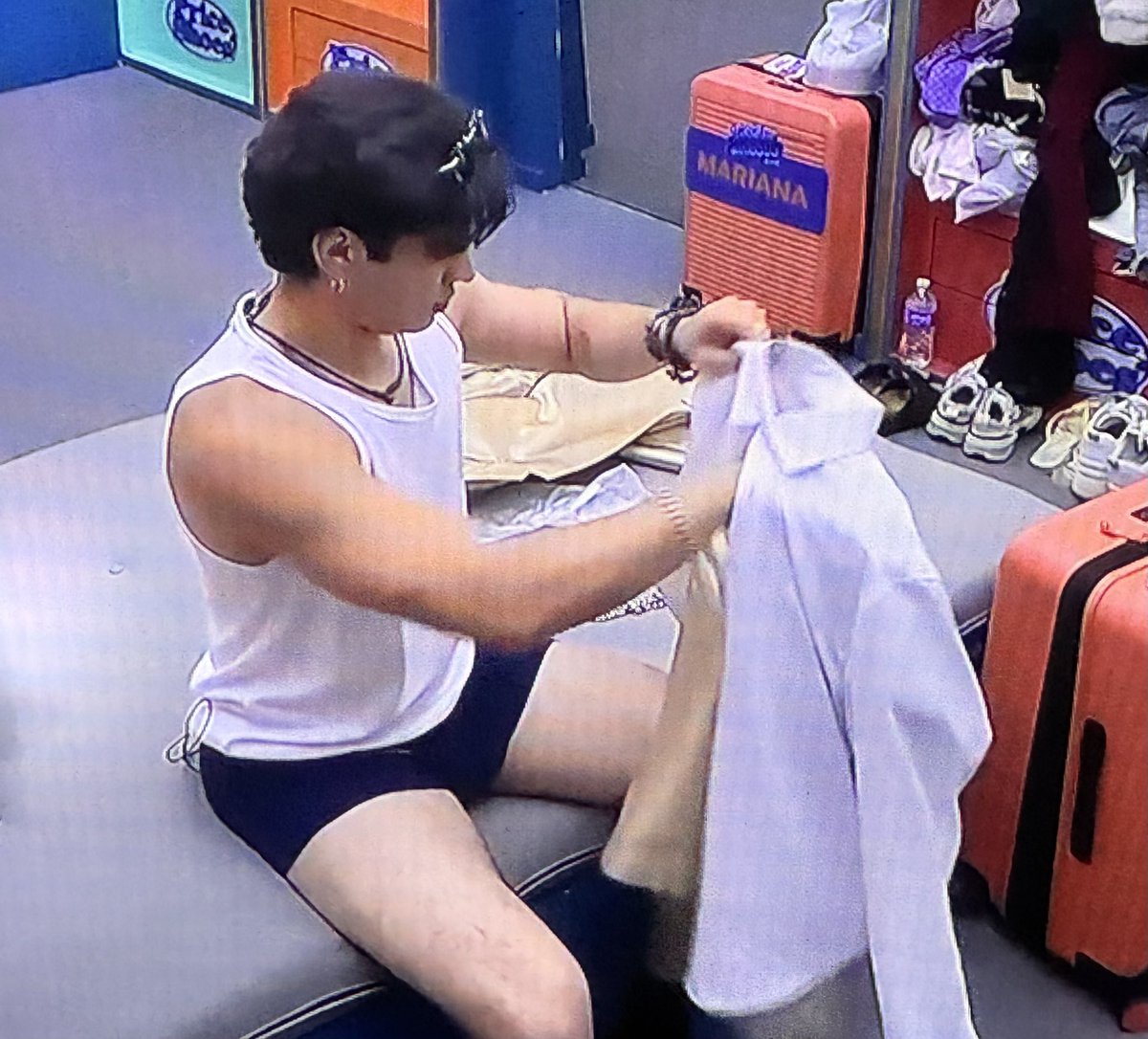 Aarón cambiándose después de la eliminación de Ninel
#TeamTripleAAA
#LaCasaDeLosFamososMx