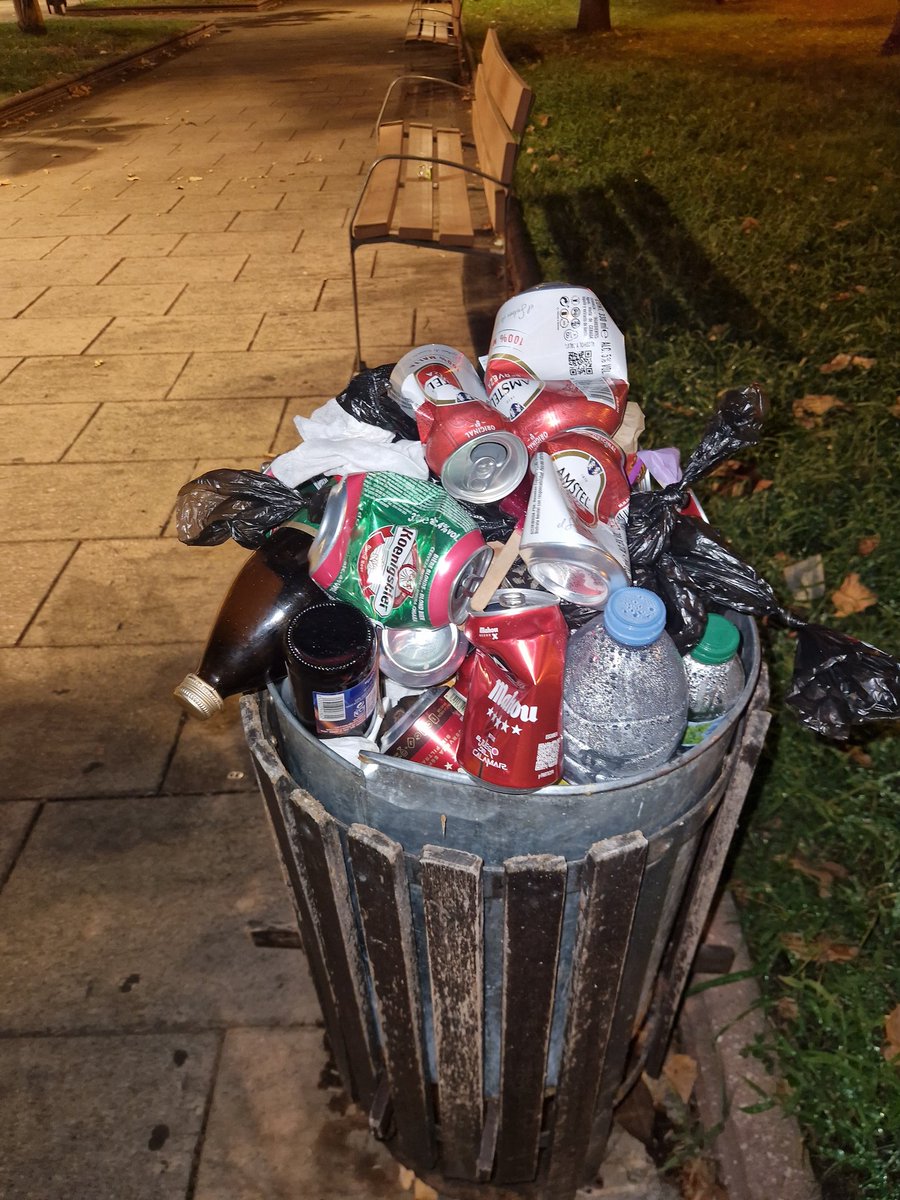 Jess_fenix21's tweet photo. Barrio Vidal convertido en botellódromo: papeleras desbordadas, botellas por el suelo y hasta un pino usado de baño público. Ya que estáis de campaña de recaudación, no os vendría mal pasar por aquí un dia al año.
@aytosalamanca
#BarrioVidal #Vergüenza #DobleRasero
#Recaudación https://t.co/oL5N24BcLu