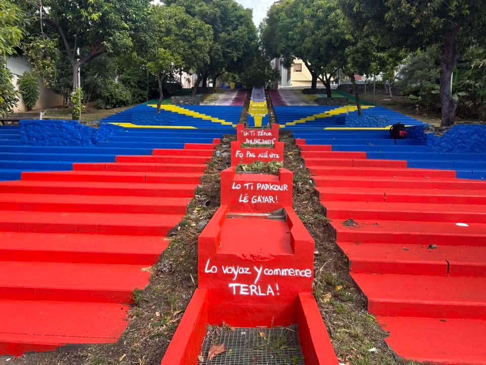 Bravo à l’artiste Bruno Cochard ! Sa fresque illumine le quartier tout en respectant l’environnement.  Réalisée avec une peinture issue de pare-brises recyclés, elle prouve que l’art peut être à la fois beau et durable.
#culture #lareunion #lasource #art #developpementdurable