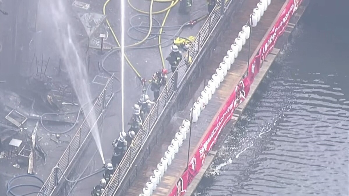 livedoornews's tweet photo. 【判明】大阪・道頓堀のビル火災、消火活動中の消防隊員2人が死亡
https://t.co/cJMQfqNjaO

死亡が確認されたのは、55歳と22歳の消防隊員。ふたりは消火活動中に建物に取り残されて6階で見つかり、ほかの消防隊に救出されたという。このほか、20代の女性客1人と、男性消防隊員5人が搬送された。 https://t.co/rnhJF9uDuM