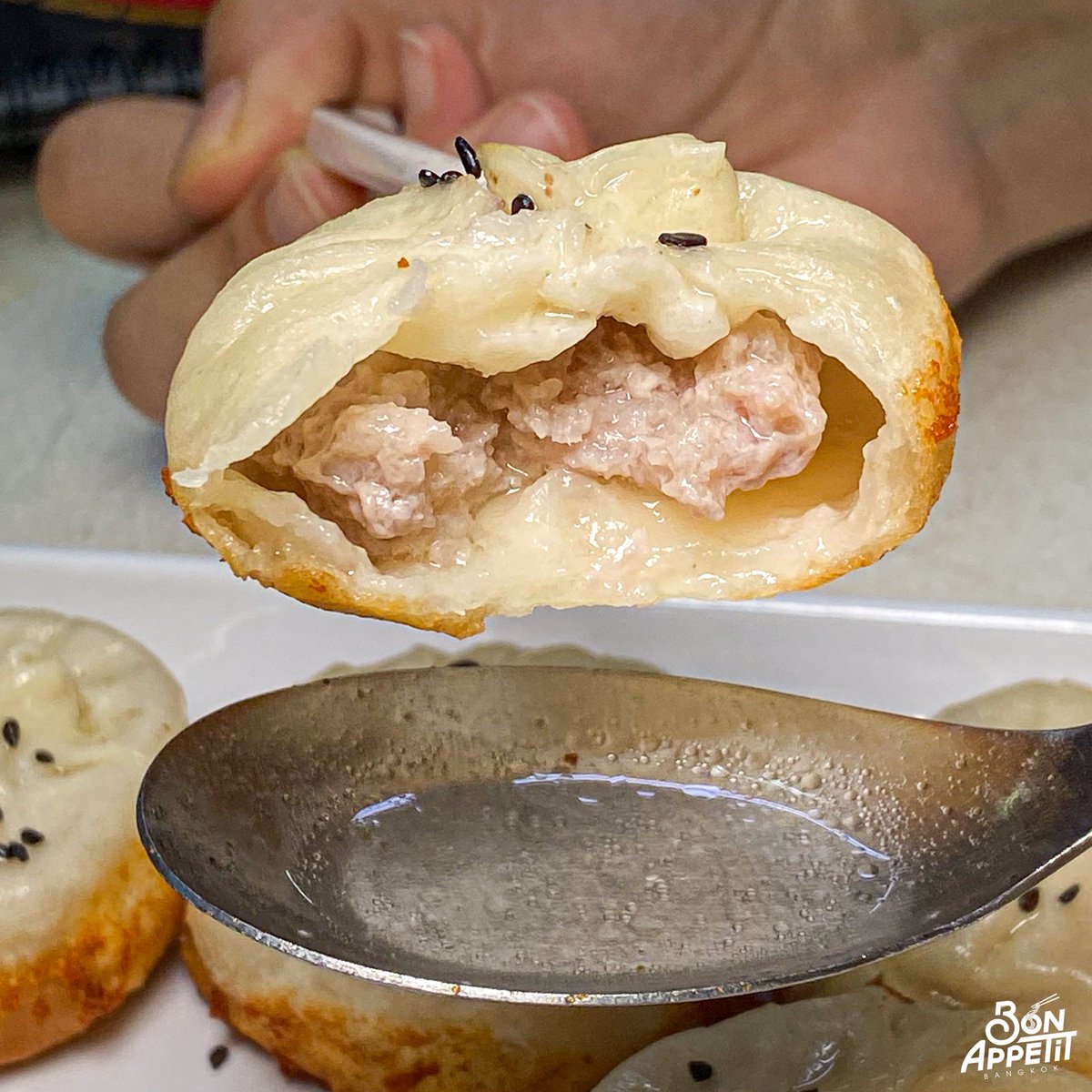 bon_appetitbkk's tweet photo. เสี่ยวหลงเปาปั้นสด ติ่งไท้ฝู ของดีรามคำแหง!! แป้งบาง ด้านในฉ่ำน้ำซุป ร้อน ๆ เต็มคำฟินมากกก🥰💖 
ซาลาเปาแบบทอดก็อร่อยยย

ได้ยินชื่อเสียงเรียงนามมานานกับร้าน ติ่งไท้ฝู เค้ามีหลายสาขาเลย น้องมาสาขารามคำแหง เป็นสาขาต้นตำรับจ้า จะเป็นร้านอาหารจีน ภายในร้านก็จะเล็ก ๆ ไม่กว้างมาก ห้องแอร์ด้วย เย็นฉ่ำ 

เมนูอาหารจีนเค้าเยอะอยู่น้า มีเป็นพวกติ่มซำ บะหมี่จีนใด ๆ น่ากินหลายเมนูเลย แต่ทีเด็ดต้องขอยกให้ เสี่ยวหลงเปาที่ปั้นกันสด ๆ ในร้าน คือน้องมาที่นี่เพื่อกินสิ่งนี้!! 

เค้าจะมี 2 แบบจ้า แบบนึ่งกับแบบทอด น้องชอบทั้งสองแบบเลย แต่ชอบสุดจะเป็นแบบทอด (145.-) ได้ 6 ชิ้น ถือว่าโอเคอยู่นะ แป้งเค้าจะบางกำลังดี ทอดมาผิวส่วนฐานกรอบนิด ๆ ข้างในชุ่มฉ่ำซุปมากกก ซุปร้อน ๆ รสชาติกลมกล่อม อร่อยยย หมูปรุงมารสชาติดี👍 แบบนึ่ง (120.-) เข่งนึงได้ 6 ชิ้น เสิร์ฟมาพร้อมขิงกับจิ๊กโฉ่ว ตัวแป้งบาง ๆ นุ่ม ๆ หอมซุปป~

บนกำแพงจะมีแปะขั้นตอนการกินด้วย ขั้นแรกคือกินแบบร้อน ๆ ขั้นสองนำไปแช่ในจิ๊กโฉ่ว 20-30 วิ เพื่อคลายความร้อน สุดท้ายคือใส่ช้อนแล้วกินจ้า อร่อยยยแสงออกปาก แต่ใด ๆ คือระวังร้อนนะจ๊ะทุกท่าน ค่อย ๆ กินนน✨