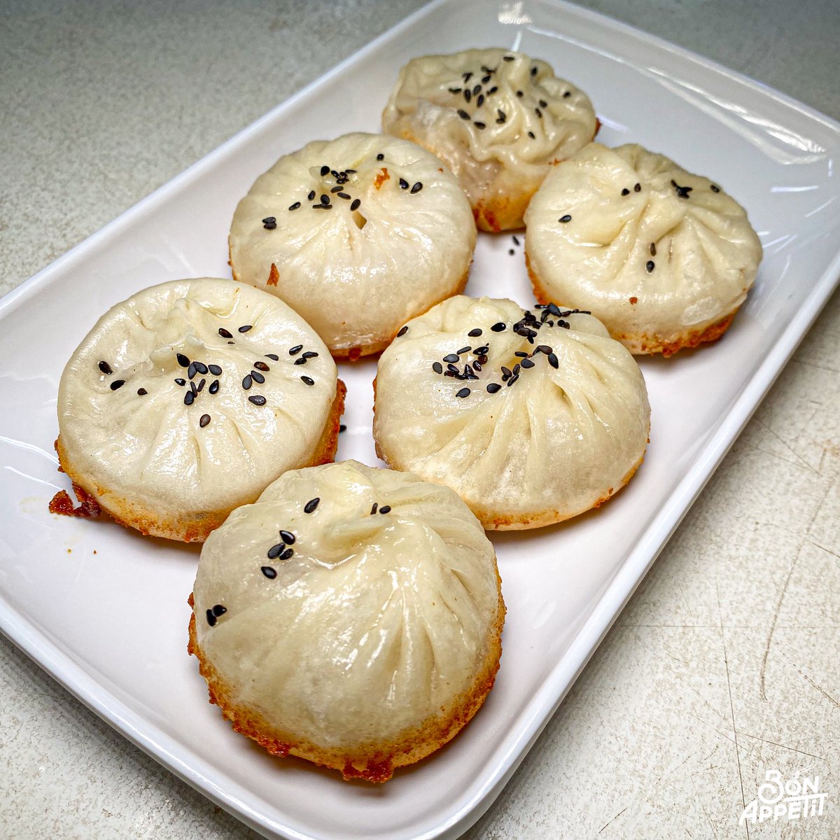 bon_appetitbkk's tweet photo. เสี่ยวหลงเปาปั้นสด ติ่งไท้ฝู ของดีรามคำแหง!! แป้งบาง ด้านในฉ่ำน้ำซุป ร้อน ๆ เต็มคำฟินมากกก🥰💖 
ซาลาเปาแบบทอดก็อร่อยยย

ได้ยินชื่อเสียงเรียงนามมานานกับร้าน ติ่งไท้ฝู เค้ามีหลายสาขาเลย น้องมาสาขารามคำแหง เป็นสาขาต้นตำรับจ้า จะเป็นร้านอาหารจีน ภายในร้านก็จะเล็ก ๆ ไม่กว้างมาก ห้องแอร์ด้วย เย็นฉ่ำ 

เมนูอาหารจีนเค้าเยอะอยู่น้า มีเป็นพวกติ่มซำ บะหมี่จีนใด ๆ น่ากินหลายเมนูเลย แต่ทีเด็ดต้องขอยกให้ เสี่ยวหลงเปาที่ปั้นกันสด ๆ ในร้าน คือน้องมาที่นี่เพื่อกินสิ่งนี้!! 

เค้าจะมี 2 แบบจ้า แบบนึ่งกับแบบทอด น้องชอบทั้งสองแบบเลย แต่ชอบสุดจะเป็นแบบทอด (145.-) ได้ 6 ชิ้น ถือว่าโอเคอยู่นะ แป้งเค้าจะบางกำลังดี ทอดมาผิวส่วนฐานกรอบนิด ๆ ข้างในชุ่มฉ่ำซุปมากกก ซุปร้อน ๆ รสชาติกลมกล่อม อร่อยยย หมูปรุงมารสชาติดี👍 แบบนึ่ง (120.-) เข่งนึงได้ 6 ชิ้น เสิร์ฟมาพร้อมขิงกับจิ๊กโฉ่ว ตัวแป้งบาง ๆ นุ่ม ๆ หอมซุปป~

บนกำแพงจะมีแปะขั้นตอนการกินด้วย ขั้นแรกคือกินแบบร้อน ๆ ขั้นสองนำไปแช่ในจิ๊กโฉ่ว 20-30 วิ เพื่อคลายความร้อน สุดท้ายคือใส่ช้อนแล้วกินจ้า อร่อยยยแสงออกปาก แต่ใด ๆ คือระวังร้อนนะจ๊ะทุกท่าน ค่อย ๆ กินนน✨