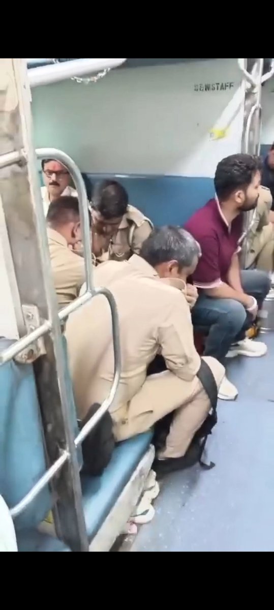 ब्रेकिंग 🚨 

यह घटना है गाड़ी संख्या 14005 लिच्छवी एक्सप्रेस की ।

जहां एक यात्री को भारी संख्या में पुलिस बल एक कोच में बैठ गए जिसके चलते यात्री ने सीट खाली करने का आह्वाहन किया लेकिन किसी के कोई जवाब न दिए जाने के चलते उसने वीडियो बनाना शुरू कर दिया ।

यह कहाँ तक सही है पहले