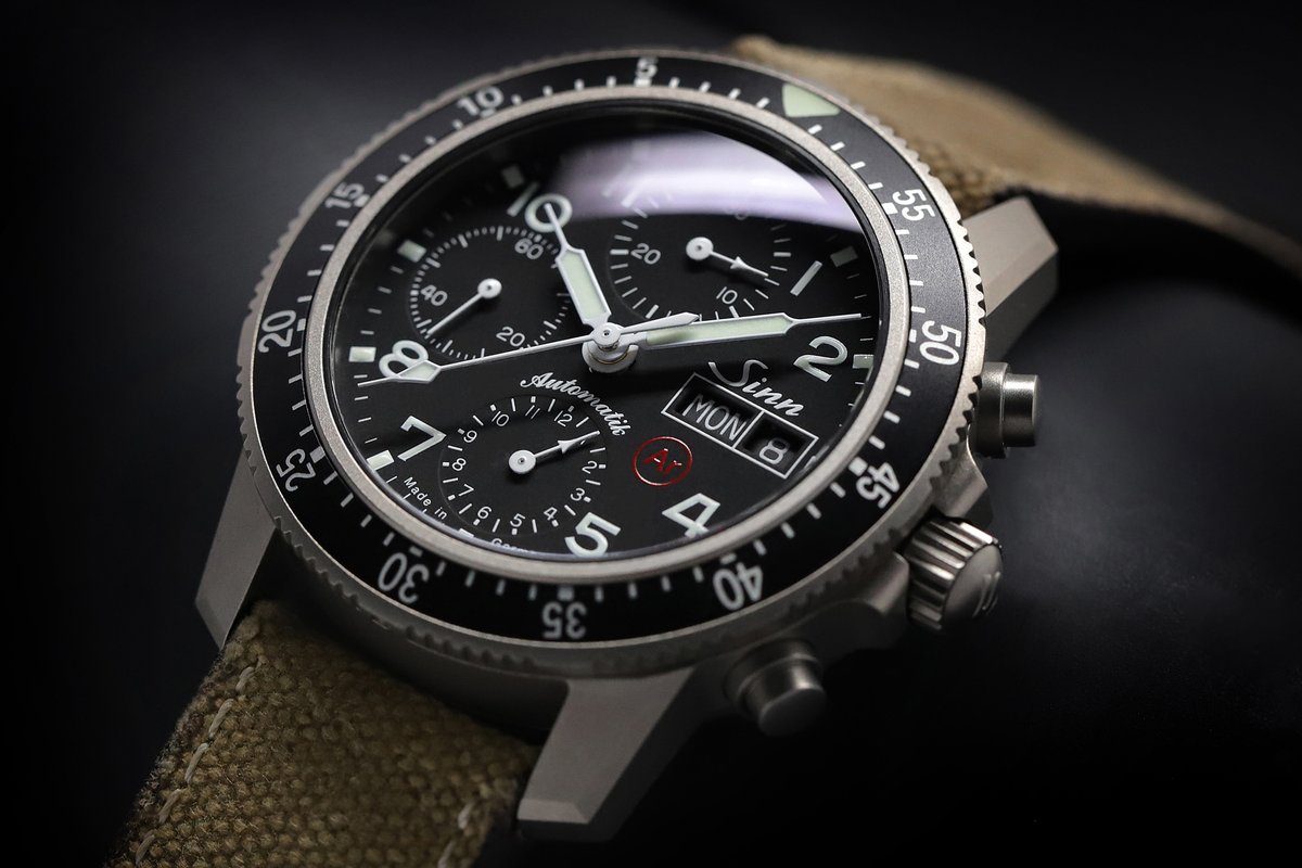 Worn with sand-coloured canvas strap on a 7.1” wrist, the 103 Ti Ar with 41 mm bead-blasted titanium case measures 47.4 mm from lug to lug (12-6 o’clock).

Discover the 103 Ti Ar here:
 sinn.de/en/watches/men…