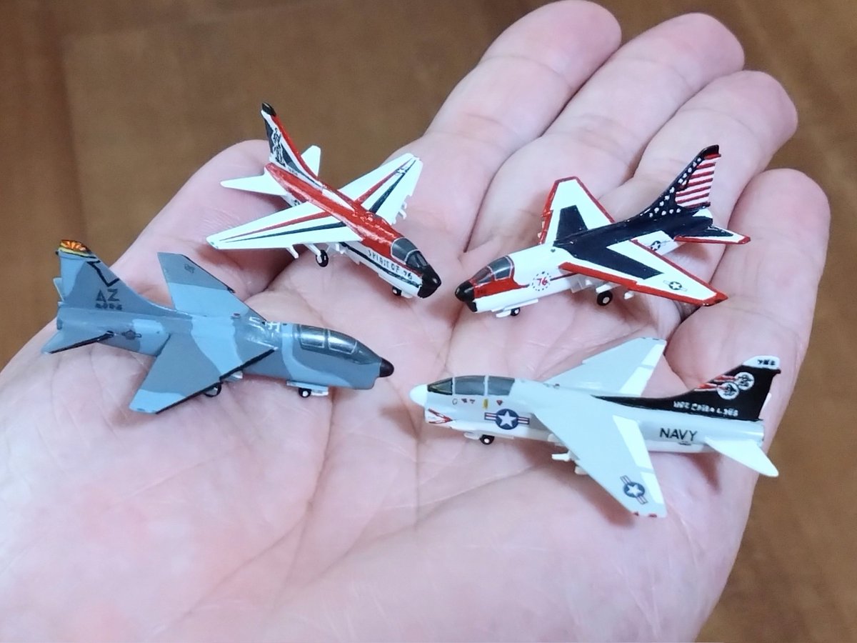 久しぶりの完成品。嬉しい☺️
1/300コレクションに、長年構想してたA-7複座と空軍型を加えました。あと19機進めます。
#300スケモ