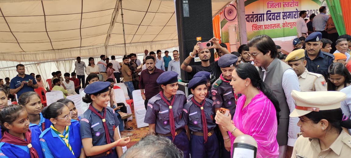 StateScout's tweet photo. जिला स्तरीय स्वतंत्रता दिवस समारोह कोटपूतली बहरोड उपमुख्यमंत्री दिया कुमारी के साथ स्काउट गाइड रोवर रेंजर @BSGInternatnl
@Bsg_in_India
@Darshana031
@bsgindiaer https://t.co/VGaqeHN65D