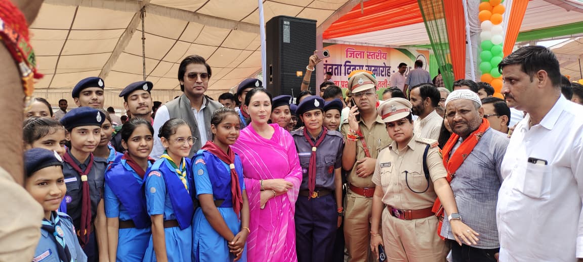 StateScout's tweet photo. जिला स्तरीय स्वतंत्रता दिवस समारोह कोटपूतली बहरोड उपमुख्यमंत्री दिया कुमारी के साथ स्काउट गाइड रोवर रेंजर @BSGInternatnl
@Bsg_in_India
@Darshana031
@bsgindiaer https://t.co/VGaqeHN65D