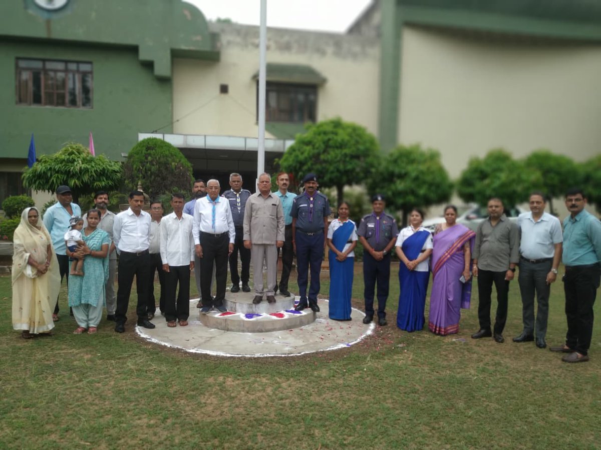 StateScout's tweet photo. राज्य मुख्यालय पर स्टेट चीफ कमिश्नर महोदय द्वारा ध्वजारोहण
@BSGInternatnl 
@Bsg_in_India
@Darshana031
@bsgindiaer https://t.co/Yn14p2u97j