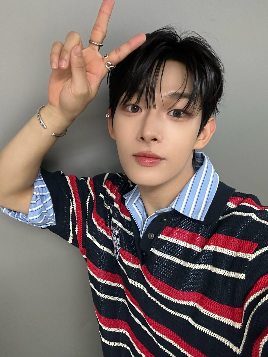 AHOF_official's tweet photo. 나랑 파랑 학교 갈래??😉🩵

#AHOF #아홉  
#STEVEN #스티븐 https://t.co/1eSTqaAyKx