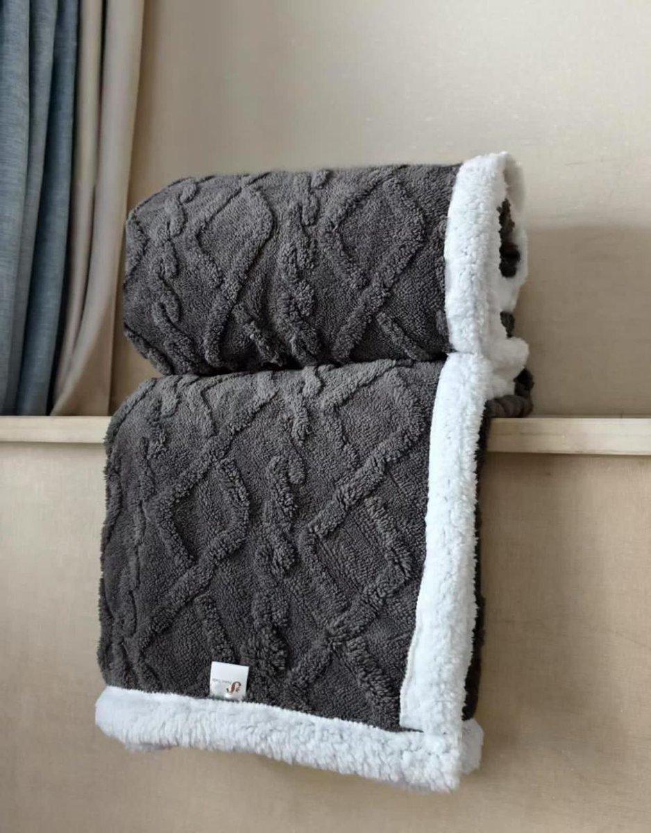 Mmeona hii baridi iko my dias? Kujieni hizi Heavy Sherpa fleece/throw blanket Available*

~Size: 6*6
      
     *Price: @ 2300ksh*
📞0794835416